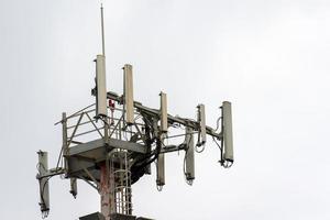 telecom cellulair communicatie antenne toren Aan wit achtergrond foto