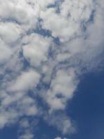 mooi wit wolken Aan diep blauw lucht achtergrond. elegant blauw lucht afbeelding in daglicht. groot helder zacht pluizig wolken zijn Hoes de geheel blauw lucht. foto