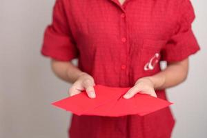 vrouw Holding Chinese rood envelop, geld geschenk voor gelukkig maan- nieuw jaar vakantie foto