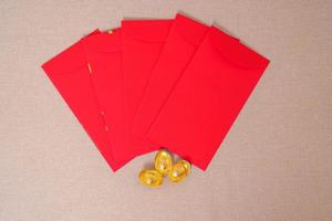 Chinese rood envelop met goud edelmetaal, geld geschenk voor gelukkig maan- nieuw jaar vakantie. Chinese zin middelen geluk, gezond, Lucky en rijk foto