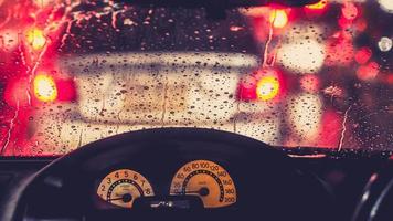 onscherpe onscherpte van licht op de weg op een regenachtige nacht