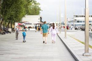 2022-07-17. Rusland. Moskou. noordelijk rivier- station. wandelen. een jong paar wandelingen hand- in hand- langs de dijk Aan een zomer dag foto