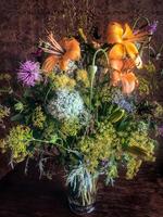 romantisch boeket van boerderij bloemen in een glas vaas foto