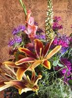 voorjaar boeketten van boerderij bloemen in de interieur. foto