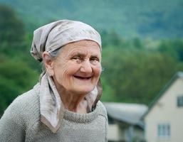 portret van een senior vrouw buitenshuis foto