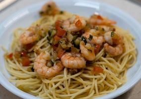 spaghetti alla busara pasta met garnalen een italien specialiteit foto