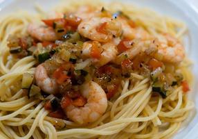 spaghetti alla busara pasta met garnalen een italien specialiteit foto