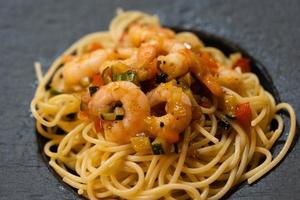 spaghetti alla busara pasta met garnalen een italien specialiteit foto