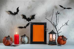 hallowen feestelijk decoraties Aan wit houten tafel Aan getextureerde achtergrond. bespotten omhoog. kopiëren ruimte. foto