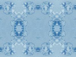 collage van herhaald ijzig patroon Aan winter venster glas in modieus kleur 2020 klassiek blauw. foto