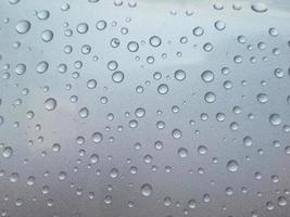 regendruppels op een doorschijnend oppervlak foto