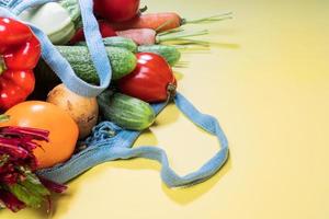 detailopname maas boodschappen doen zak met vers boerderij groenten Aan geel achtergrond met kopiëren ruimte, foto