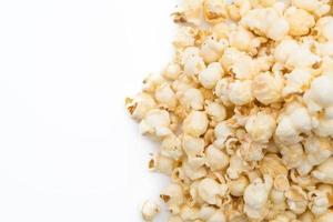 karamel popcorn op witte achtergrond foto