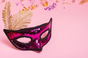 feestelijk gezicht masker voor maskerade of carnaval viering Aan roze achtergrond foto