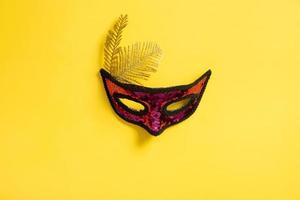 feestelijk gezicht masker voor carnaval viering Aan gekleurde achtergrond foto