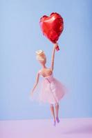 de pop is vliegend Aan een hartvormig ballon. Valentijnsdag dag creatief concept foto