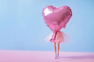 de pop met hartvormig ballon. Valentijnsdag dag creatief concept foto