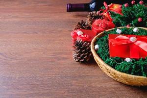 rode geschenkdoos in een mand met kerstmis
