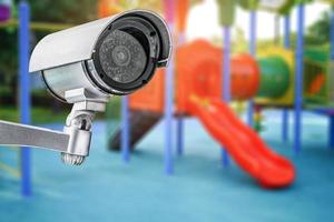 CCTV-camera met gesloten circuit, tv-bewaking op de kleuterschool buiten voor kinderen, beveiligingssysteemconcept. foto