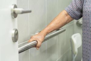 Aziatische senior of oudere oude dame vrouw patiënt gebruik toilet badkamer handvat beveiliging in verpleegafdeling ziekenhuis, gezond sterk medisch concept. foto