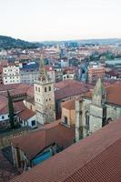 visie van oviedo van de kathedraal toren. Spanje foto