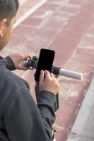 jong Mens Aan een elektrisch vleet gebruik makend van smartphone GPS toepassing foto