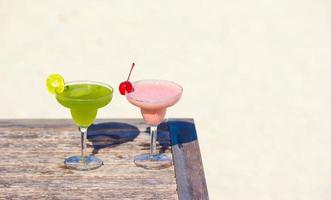 cocktails op een tafel op het strand foto