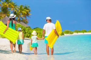 familie op een tropisch strand foto