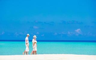 familie wandelen op een strand foto