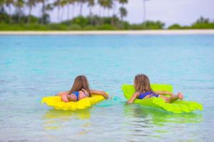 twee meisjes op floaties foto