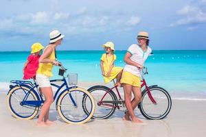 familie plezier fietsen op een strand foto