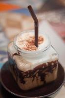 close-up van een ijskoude mokka latte foto