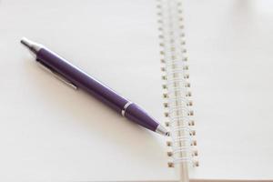 pen en leeg spiraalvormig notitieboekje
