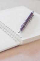 close-up van een pen met een spiraalvormig notitieboekje
