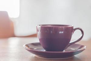 violet koffiekopje in coffeeshop