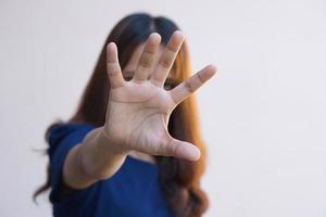 vrouw stak haar hand op om te ontmoedigen, campagne stop geweld tegen vrouwen foto