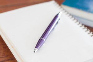 close-up van een paarse pen op een notebook foto