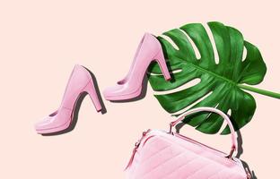 elegant vrouw accessoires, handtas koppeling, aantrekkingskracht roze schoenen Aan kleurrijk achtergrond. zomer kleding accessoires. foto