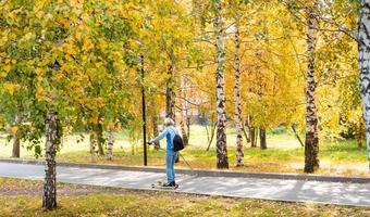 herfst in de park. ouderen mensen in sport. een ouderen vrouw is skiën in zomer. foto