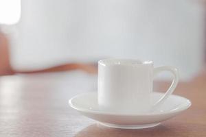 mini witte koffiekopje op een houten tafel