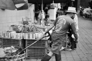 badung, Bali - januari 13 2023 zwart en wit foto van een verkoper afhandelen met een koper Bij de badung kumbasari markt