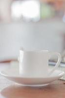 mini witte koffiekopje in een coffeeshop foto