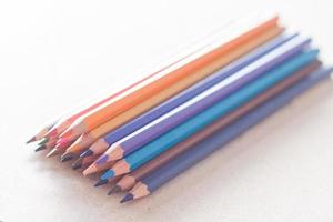 kleurrijke potloden op een witte achtergrond foto