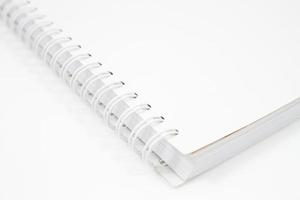 close-up van een spiraal notebook op een witte achtergrond foto