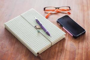 werkaccessoires op een houten tafel foto