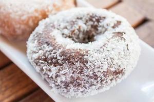 close-up van een chocolade kokosnoot donut foto