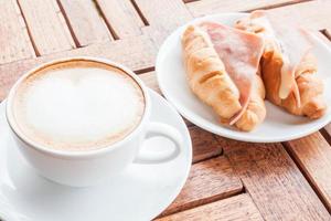 latte met ham en kaascroissants foto