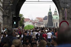 Praag, Tsjechisch republiek - juli 15 2019 - Charles brug is vol van toerist in zomer tijd foto