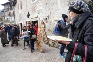 rango, Italië - december 8, 2017 - mensen Bij traditioneel Kerstmis markt foto