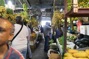 mannelijk, Maldiven - februari, 23 2019 - mensen buying Bij fruit en groenten markt foto